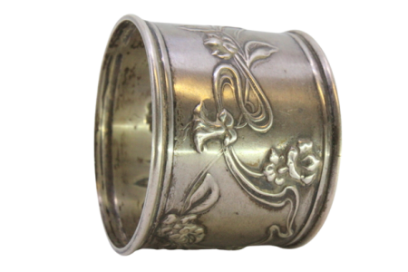 Argola de guardanapo em prata com motivos florais relevados envolvendo cartela para monograma.